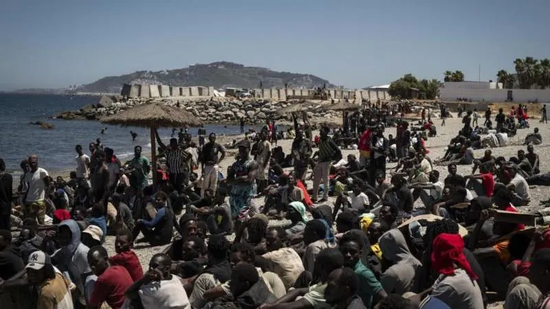 Le ministère espagnol de l’Intérieur annonce des dizaines de milliers de migrants à Ceuta — échec flagrant des politiques de l’UE